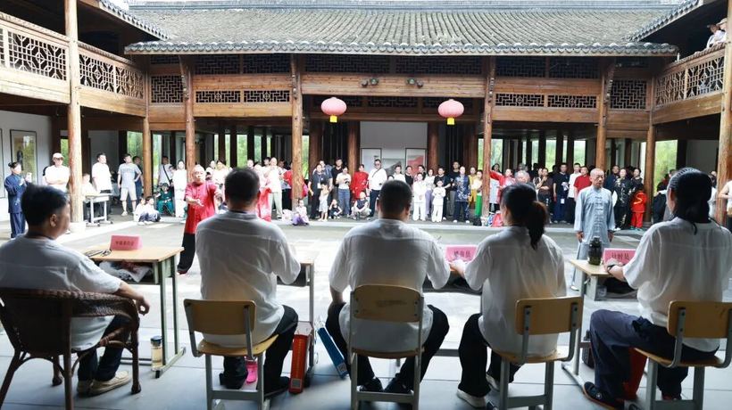陈家沟院落里的太极拳展演与评比赛场